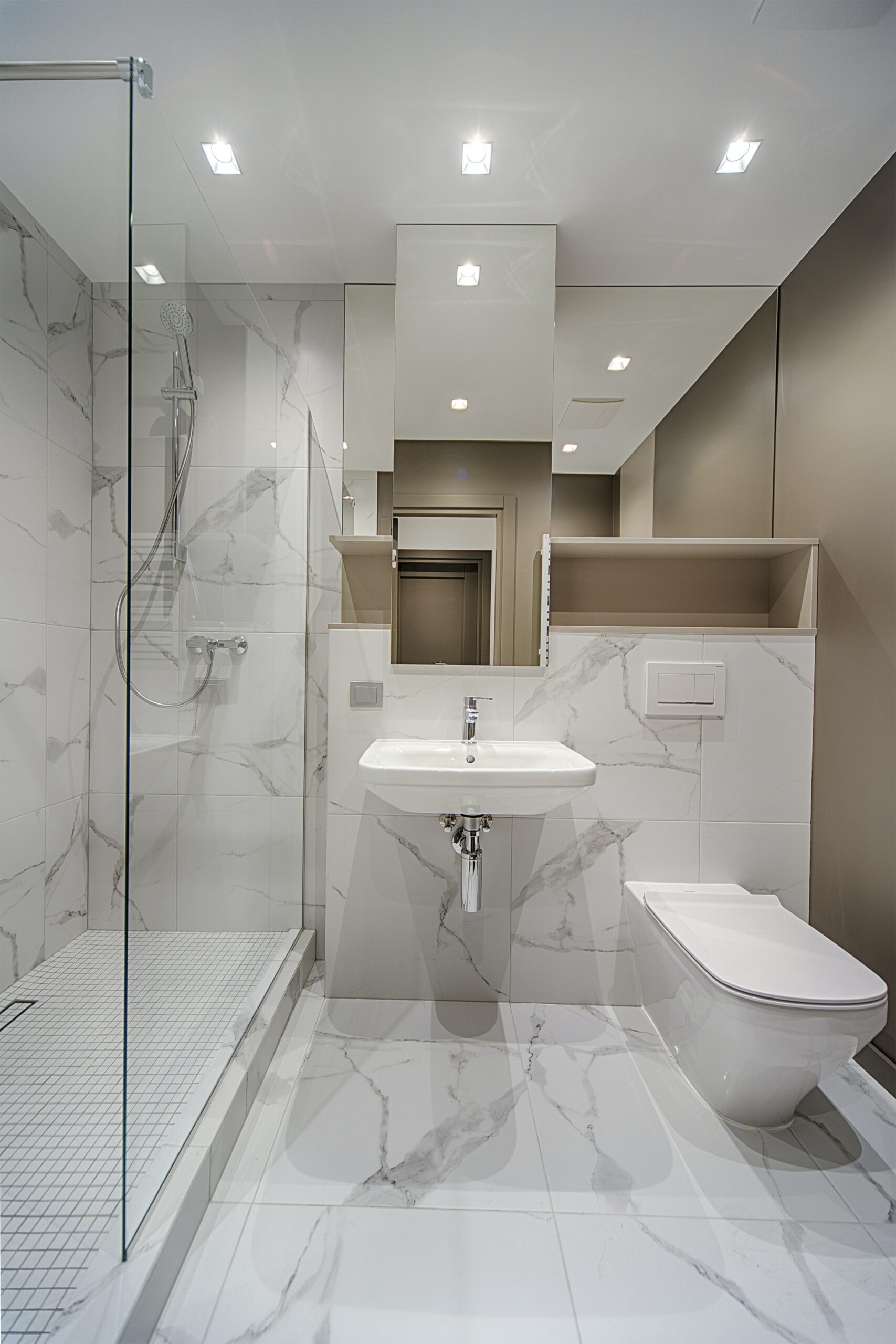Luxe moderne badkamer renovatie uitgevoerd in Haarlem door Zaatour met inloopdouche en antraciet tegels.
